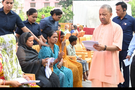 सीएम योगी ने 'जनता दर्शन' में सुनी 200 लोगों की समस्याएं, बोले त्वरित समाधान कराएं अधिकारी