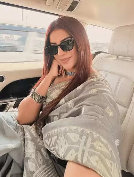 अभिनेत्री अक्षरा सिंह भोजपुरी साहित्य सम्मेलन में पहुंचीं, आयोजक का किया शुक्रिया