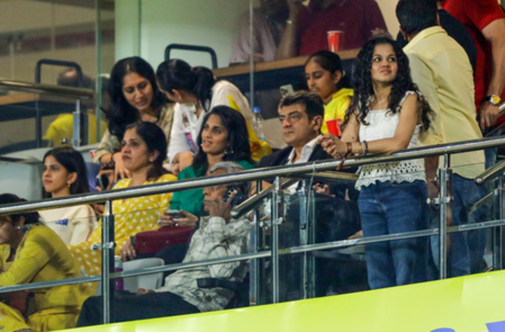 अभिनेता अजित कुमार परिवार के साथ सीएसके और हैदराबाद का मैच देखने चेपॉक पहुंचे