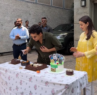 सचिन तेंदुलकर बर्थडे: 'क्रिकेट के भगवान' ने फैंस के साथ मनाया जन्मदिन