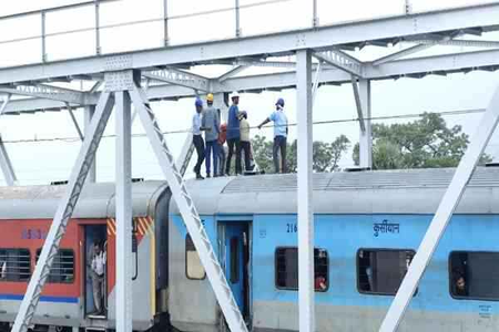टाटा-हावड़ा स्टील एक्सप्रेस पर टूटा ओएचई तार, टला बड़ा हादसा, रेलवे पुल पर बीच रास्ते रुकी ट्रेन