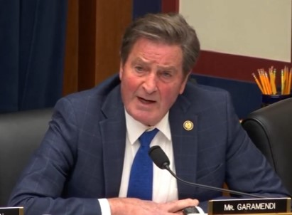 यूएस लॉमेकर ने इंडियन अमेरिकन के डिपोर्टेशन पर सीट खाली छोड़ी