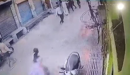 ग्रेटर नोएडा: छत पर पत्थर फेंकने का विरोध करने पर व्यापारी और परिवार से मारपीट, तीन पर मुकदमा दर्ज