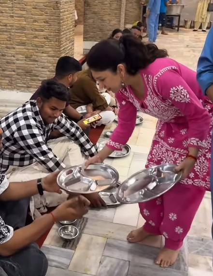 पिता गुलशन कुमार के शुरू किए भंडारे में सेवादार बनीं गायिका तुलसी कुमार