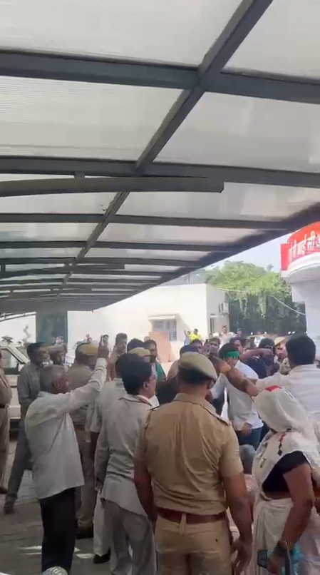 ग्रेटर नोएडा में यमुना प्राधिकरण जा रहे किसान लिए गए हिरासत में