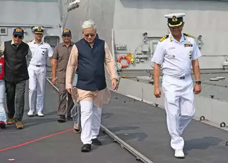 तेलंगाना के राज्यपाल जिष्णु देव वर्मा ने आईएनएस हिमगिरी और कलवरी क्लास पनडुब्बी का किया दौरा