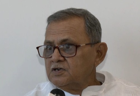 सीएम योगी के 'नमाज' वाले बयान पर विवाद, सपा ने हनुमान के वेश में कलाकार के नृत्य पर उठाया सवाल