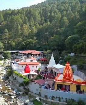 दो पहाड़ों के बीच बसा है बाबा नीम करौली का चमत्कारी धाम, लाखों भक्तों की है अटूट आस्था