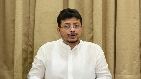 बंगाल में टीएमसी के 'सिंबल' पर सियासी जंग के बीच 30 करोड़ रुपए के फंड ट्रांसफर का आरोप