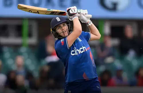 पारिवारिक कारणों से ट्रेनिंग कैंप छोड़कर घर वापस लौटीं इंग्लैंड की कप्तान साइवर-ब्रंट