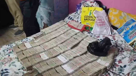 बांग्लादेश को कफ सिरप की तस्करी करने वाला रैकेट पकड़ा गया, व्यापारी के घर से 2.40 करोड़ रुपये जब्त