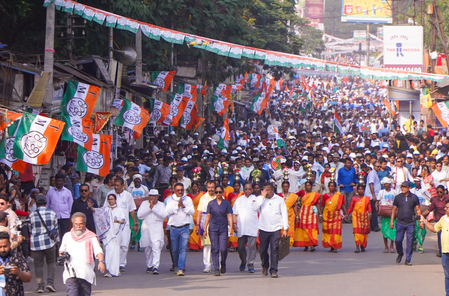 पश्चिम बंगाल: सीआरपीएफ की भूमिका पर टीएमसी ने उठाए सवाल, सीईओ को लिखा पत्र