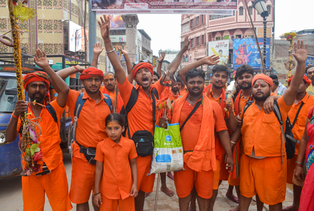 सावन का तीसरा सोमवार : वाराणसी में भक्तों और कांवड़ियों की उमड़ी भारी भीड़, प्रशासन ने किए खास इंतजाम