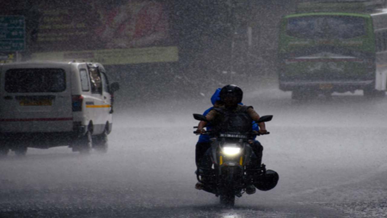 दक्षिण बंगाल में तेज हवाओं के साथ होगी बारिश, मौसम विभाग ने समुद्र में न जाने की दी सलाह
