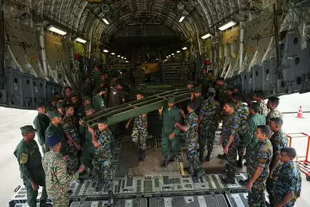 श्रीलंका में तूफान प्रभावित क्षेत्रों में सड़क संपर्क बहाल करने के लिए भारत ने पहुंचाई मदद