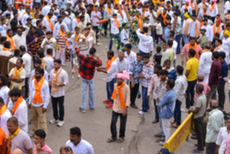 मध्य प्रदेश : जबलपुर में दशहरा जुलूस के दौरान झड़प, युवक और पुलिसकर्मी घायल