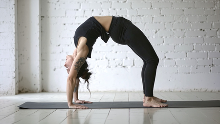 कमर दर्द और रीढ़ की जकड़न से छुटकारा दिलाए चक्रासन योगासन