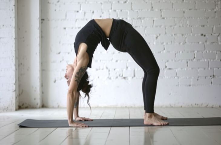 कमर दर्द और रीढ़ की जकड़न से छुटकारा दिलाए चक्रासन योगासन