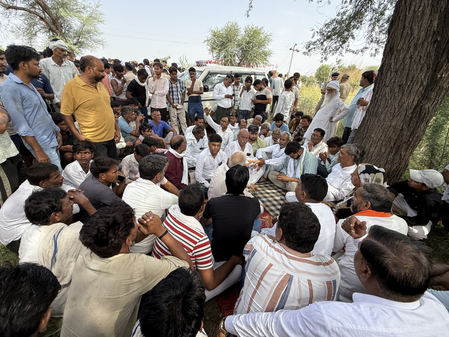 राजस्थान: सड़क पर गिरे हाईटेंशन वायर की चपेट में आकर बाइक सवार तीन लोगों की मौत, परिजन कर रहे विरोध प्रदर्शन