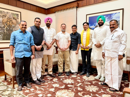 निलंबन हटने के बाद कांग्रेस के सांसदों से मिले राहुल गांधी, चाय पर की चर्चा