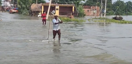 बिहारः बाढ़ की चपेट में शादीपुर गांव, पीड़ितों ने कहा- घरों में भरा पानी, खाने-पीने की भी व्यवस्था नहीं