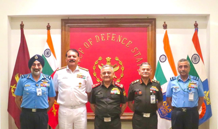 सीडीएस अनिल चौहान एवं एडमिरल दिनेश त्रिपाठी की विदाई से पहले सैन्य लीडरशिप की अहम बैठक