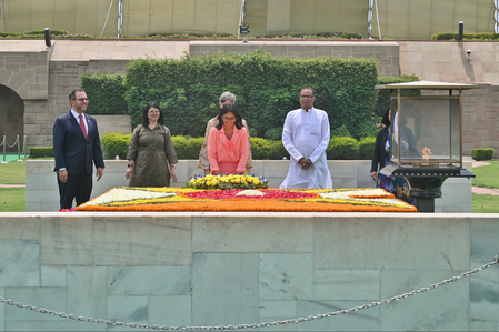 वेनेजुएला की कार्यवाहक राष्ट्रपति डेल्सी रोड्रिगेज ने राजघाट पर महात्मा गांधी को दी श्रद्धांजलि