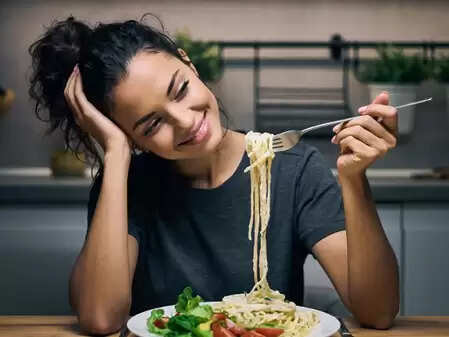 बार-बार खाने की आदत कर रही पाचन शक्ति को कमजोर, आयुर्वेद में बताए गए हैं इसके नकारात्मक प्रभाव