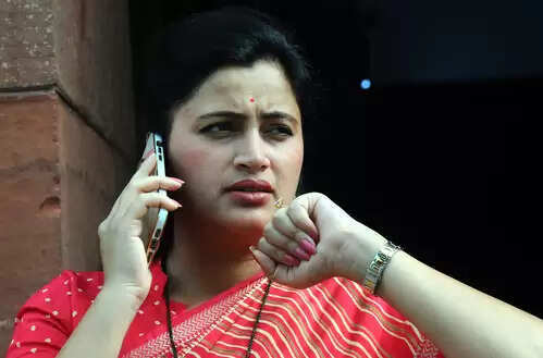 महाराष्ट्र: पूर्व सांसद नवनीत राणा को आठ दिनों में दूसरी बार मिली बम से उड़ाने की धमकी