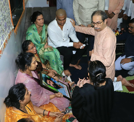 ठाणे में प्रदीप पूर्णेकर की हत्या के बाद परिवार से मिले उद्धव ठाकरे, आदित्य ने कानून व्यवस्था पर उठाए सवाल