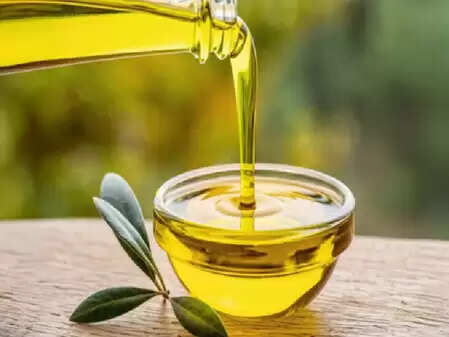 सर्दी से जकड़ रहा है शरीर तो अरंडी के तेल देगा जबरदस्त राहत, चेहरे को भी निखारे