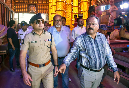 कोलकाता पुलिस ने भगदड़ के बाद पूजा आयोजकों के लिए दिशानिर्देश जारी किए, वीआईपी पास रद्द