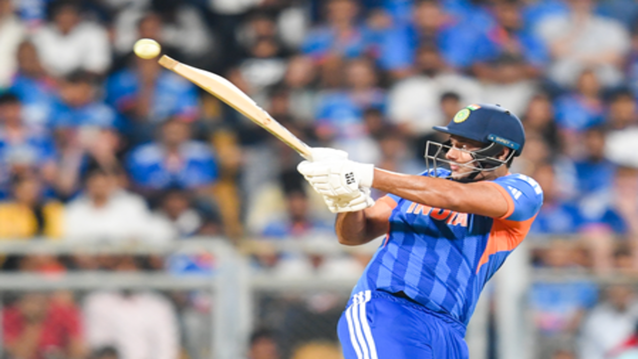 शिवम दुबे: 'ओवरवेट' होने के कारण क्रिकेट छोड़ने से लेकर दो बार विश्व चैंपियन बनने तक का दिलचस्प सफर