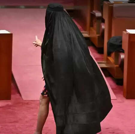 बुर्का विवाद के बाद भी समर्थन बढ़ा: इस ऑस्ट्रेलियाई सांसद की लोकप्रियता में दिखा गजब का उछाल