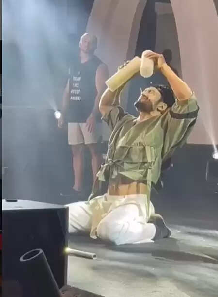 शरीर पर पिघली हुई मोम डालकर विद्युत जामवाल ने दिखाया 'योद्धा' का असली दम