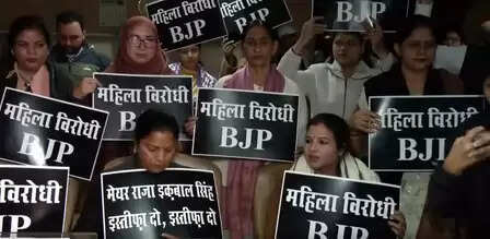 राजा इकबाल सिंह का बयान अशोभनीय, दें इस्तीफा: महिला पार्षद