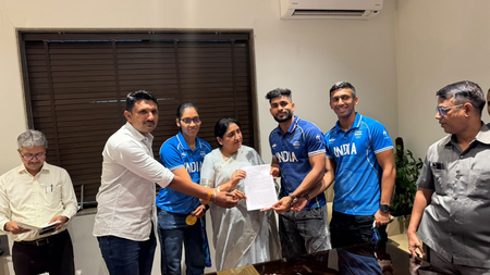 महाराष्ट्र सरकार से मिली इनामी राशि से असंतुष्ट कबड्डी के गोल्ड मेडलिस्ट खिलाड़ी, खेल मंत्री सुनेत्रा पवार को सौंपा ज्ञापन
