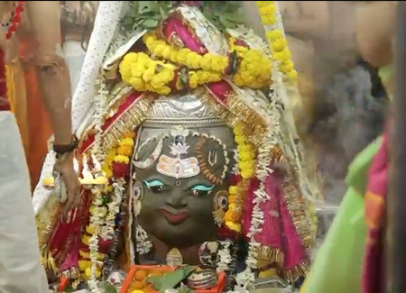 बाबा महाकाल के मस्तक पर त्रिपुंड लगाकर किया गया दिव्य शृंगार, भक्त हुए भाव विभोर