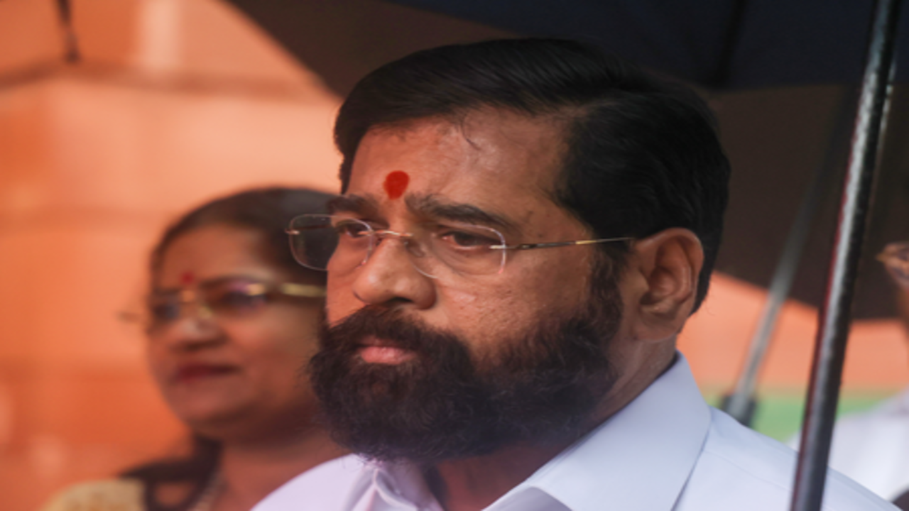 एकनाथ शिंदे का राहुल गांधी पर पलटवार, पूछा- क्या कांग्रेस नेता को 'मिमिक्री आर्टिस्ट' कहा जाना चाहिए?
