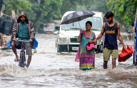 कोलकाता समेत दक्षिण बंगाल में भारी बारिश का पूर्वानुमान, कई जिलों में रेड अलर्ट