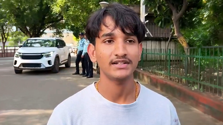 सत्य निकेतन हादसा: लापता दोस्त की तलाश में भटक रहा मयंक, कहा-अब तक नहीं मिली कोई जानकारी