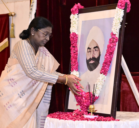 राष्ट्रपति द्रौपदी मुर्मु ने ज्ञानी जैल सिंह को किया याद, अर्पित की पुष्पांजलि
