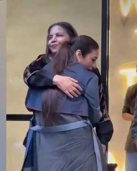 तब्बू को गले लगाते भावुक हुईं शबाना आजमी, दिखा मौसी-भांजी का अटूट प्यार