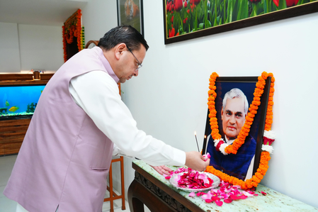 उत्तराखंड: सीएम धामी ने अटल बिहारी वाजपेयी की पुण्यतिथि पर अर्पित की पुष्पांजलि