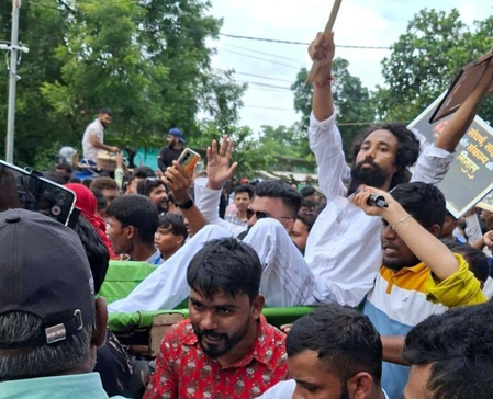 झारखंड : टूटते रहे बैरिकेड, अनशनकारी देवेंद्र को कंधों पर लेकर विधानसभा के करीब पहुंचे छात्र, आंदोलन में पहुंचे विधायक जयराम