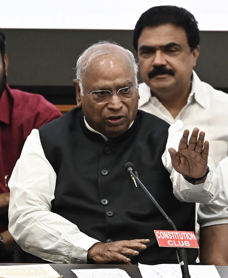 खड़गे ने मणिपुर की स्थिति पर भाजपा की आलोचना की, न्याय और स्थायी शांति की मांग की