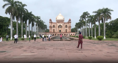 विश्व पर्यटन दिवस पर पर्यटन मंत्रालय ने दिल्ली में चलाया स्वच्छता अभियान, की सफदरजंग के मकबरे पर सफाई