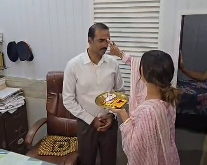 पूनम पांडे ने मुंबई पुलिस के अधिकारी को बांधी राखी, कहा-ये परिवार से हटकर रखते हैं हमारा ख्याल