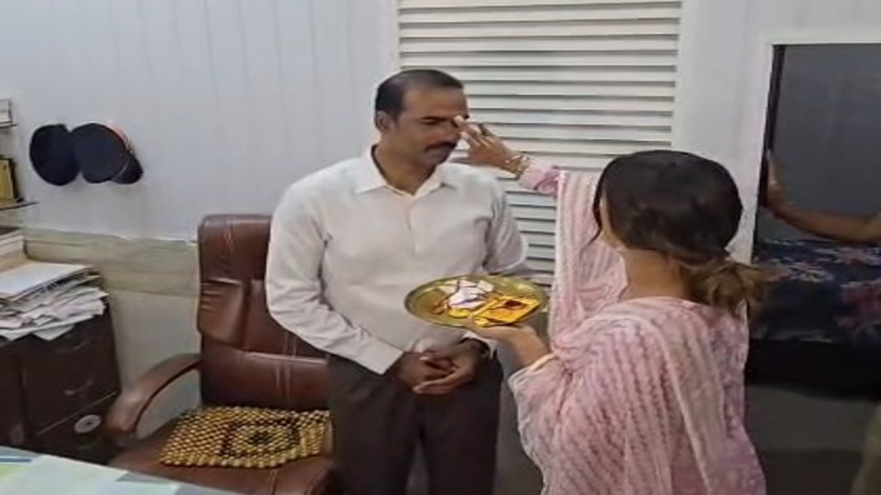 पूनम पांडे ने मुंबई पुलिस के अधिकारी को बांधी राखी, कहा-ये परिवार से हटकर रखते हैं हमारा ख्याल