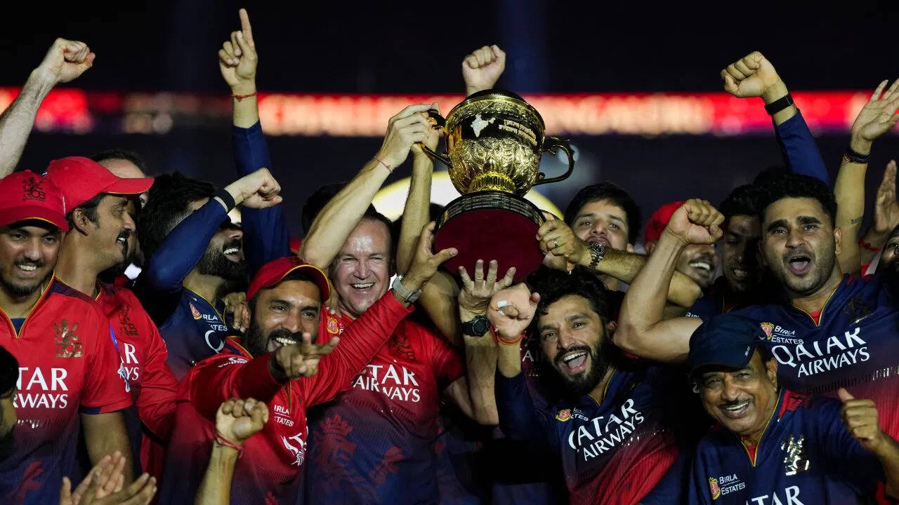 जिस टीम में गया उसे बनाया चैंपियन, आरसीबी की जीत में इस गुमनाम शख्स का था बडा हाथ, RCB को यूं ही नहीं मिली ट्राफी